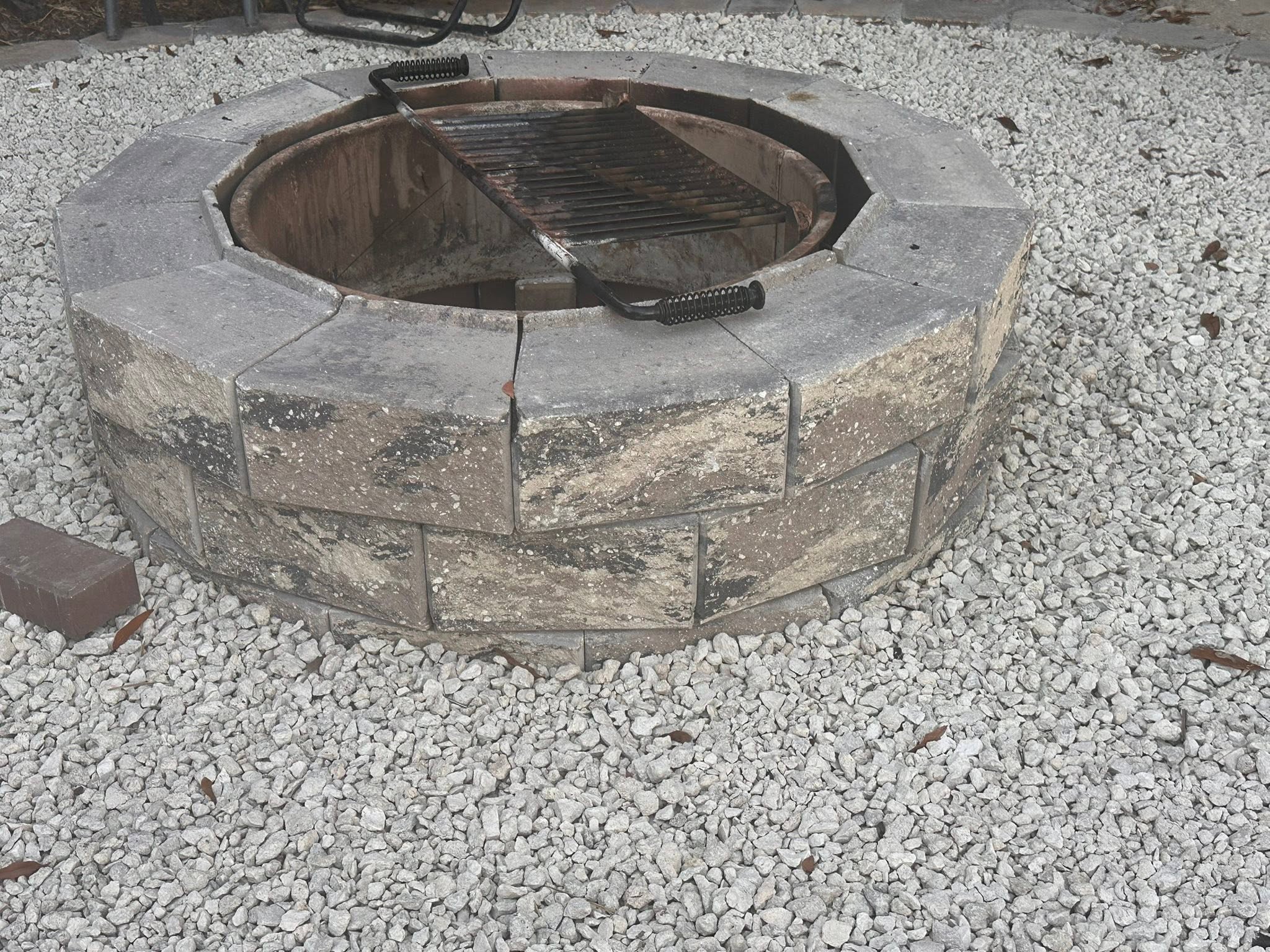 Outdoor fire pit