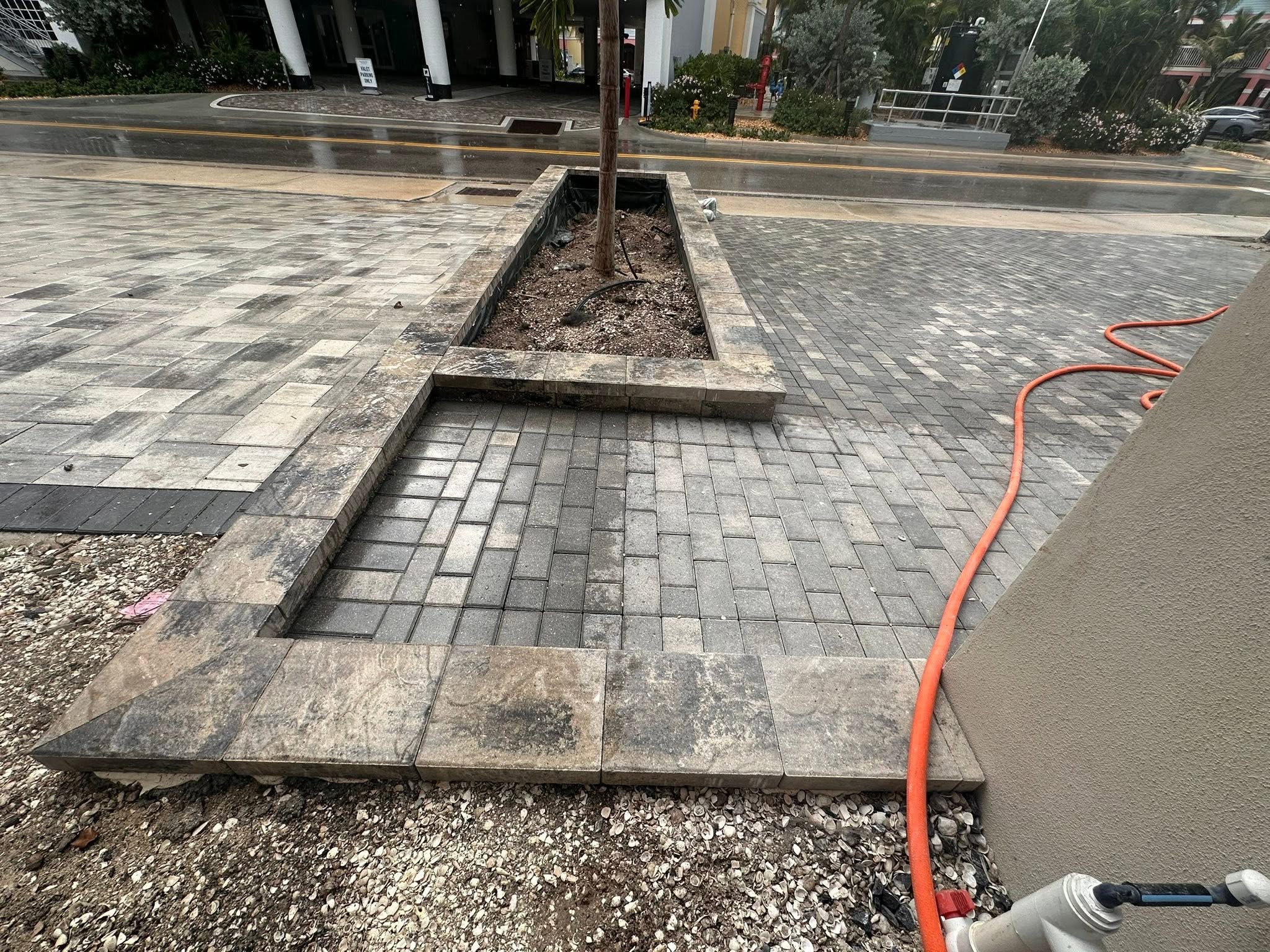 Retaining wall with planters